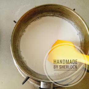 材料B中所有材料放入小奶锅，先用手动打蛋器搅匀，再中小火边加热边搅拌，大约15min左右，至粘稠