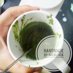 首先材料A中的牛奶用微波炉加热20s至温热，筛入抹茶粉，用手动打蛋器吧抹茶粉打散备用