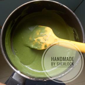 最后将材料A与B混合，再稍煮一小会儿即可关火，晾至温热后装瓶