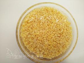 去皮绿豆用水浸泡6个钟，中间多次换水，我换了8次。