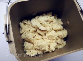 蒸熟之后的绿豆晾凉，用破壁机将它们磨成绿豆沙。可以加入适量的牛奶，更容易搅打。