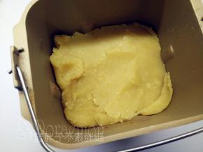 之后的工作就交给面包机啦。一直让面包机翻炒到绿豆泥不沾刮刀，就可以停止啦，时间大概45分钟。这个时间是要适当调整的，根据你之前蒸好的绿豆的湿度来调整。