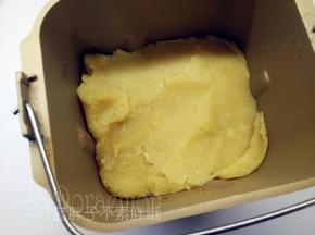 之后的工作就交给面包机啦。一直让面包机翻炒到绿豆泥不沾刮刀，就可以停止啦，时间大概45分钟。这个时间是要适当调整的，根据你之前蒸好的绿豆的湿度来调整。
