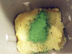 做好的绿豆泥分出一部分，加入抹茶粉，翻拌均匀即可。