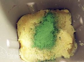 做好的绿豆泥分出一部分，加入抹茶粉，翻拌均匀即可。