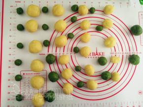 翻炒好的绿豆泥按照绿豆饼模具的大小分成团，之后用模具压出花纹即可。（绿豆模用色拉油刷一下，防沾。）