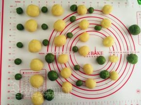 翻炒好的绿豆泥按照绿豆饼模具的大小分成团，之后用模具压出花纹即可。（绿豆模用色拉油刷一下，防沾。）