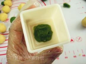 如果要做拼色，可以先取一点抹茶绿豆泥，压在模具花纹部分。