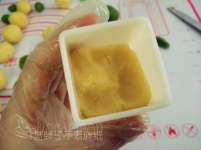 再压入原味绿豆泥。