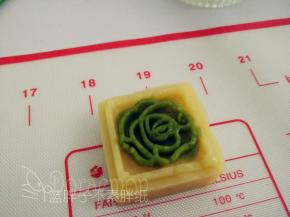这样子就是花纹和底色不一样的绿豆糕了。