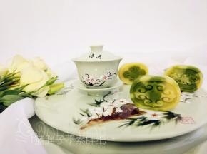 还可以将适量抹茶绿豆泥揉入原味中，注意不要揉得太均匀，之后滚圆，用模具压出花纹，这样就得到大理石纹路的绿豆糕。