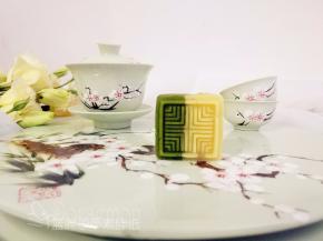 还可以抹茶味和原味各一半，团圆之后用模具压出花纹，就可以得到简单的双拼绿豆糕。