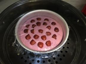 因为是活底模具，为了防止进水汽，在底部包上锡箔纸，上面盖好保鲜膜，放入蒸锅，大火烧开后蒸30分钟，然后关火焖10分钟