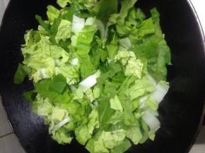 锅里倒入油，把切好大白菜和姜加入一起翻炒