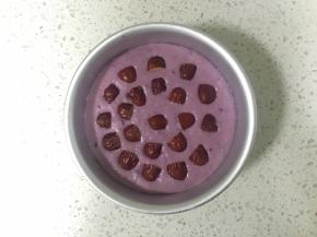 发酵到模具的7分满，轻轻放上红枣丁，按压一下