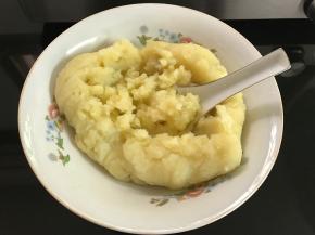 把蒸熟的土豆压成泥。