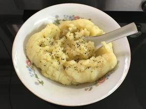 加入少许盐和黑椒碎拌匀。