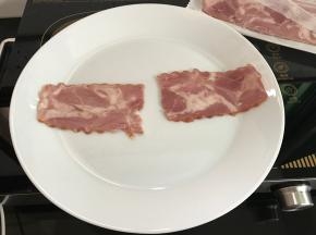 把培根一切为二。