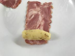 取一小团土豆泥捏成和培根片差不多宽的条。