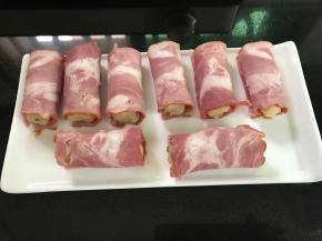 做好后码入盘中。