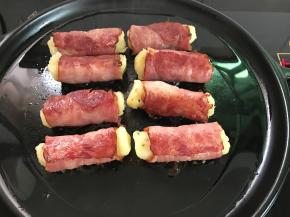 底面煎好后翻面再煎另一面。