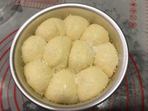 表面刷上适量蛋液，在洒上椰蓉，没有也可以用芝麻代替（烤箱170度预热）