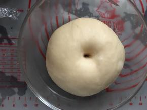 发酵好的面团，手指沾干粉，对着面团中间戳一个洞，洞口不回缩不回弹即发酵完成