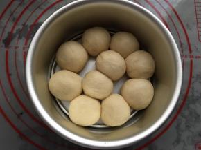 面团分为10个28克小剂子，分别滚圆，放入磨具中，磨具沾膜提前抹油，不沾可以省掉
