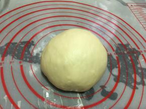 这是面包机揉好的面团，光滑又有弹性