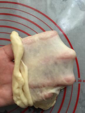 取一块面团，手上抹点油，在慢慢的拉升面团，拉至手套膜