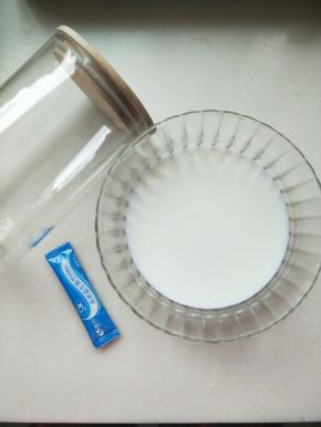 鲜牛奶加温热，酸奶粉提前十分钟拿出，玻璃储蓄罐一个