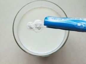 倒入一袋菌粉