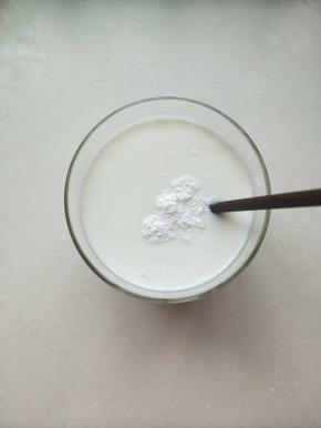 用筷子搅拌均匀，（喜欢甜酸奶的在这步要加糖）