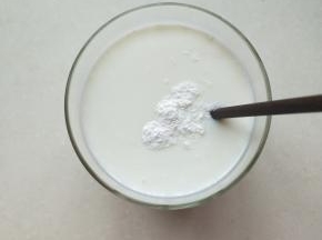 用筷子搅拌均匀，（喜欢甜酸奶的在这步要加糖）