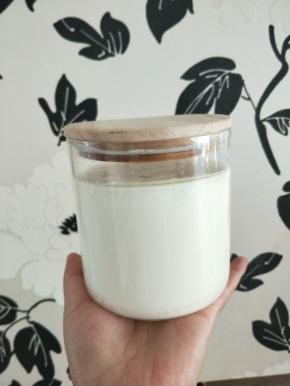 时间到了，酸奶像豆腐脑一样浓稠。玻璃罐相对于塑料酸奶盒更健康。