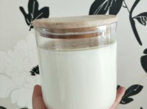 时间到了，酸奶像豆腐脑一样浓稠。玻璃罐相对于塑料酸奶盒更健康。