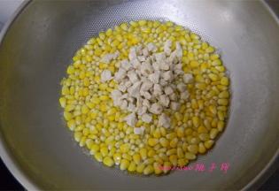 倒入熟的鸡肉粒；