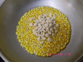倒入熟的鸡肉粒；