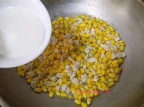 将兑好的水淀粉淋入，搅拌均匀后；