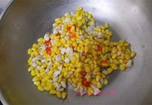 再倒入切好的红椒粒，调入食盐、鸡粉，滴两滴香油拌匀就可以啦！