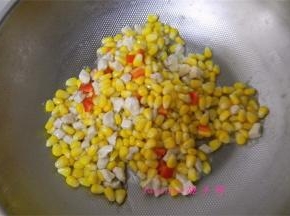再倒入切好的红椒粒，调入食盐、鸡粉，滴两滴香油拌匀就可以啦！