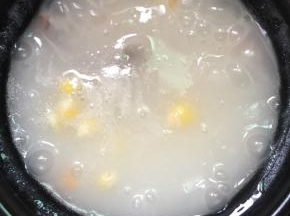 放入虾仁，再次煮开加入盐，拌匀即可