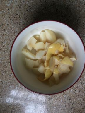 用盐搓一下梨的表面，用水冲一下，去皮，梨切小块，梨皮不要丢掉哦