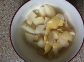 用盐搓一下梨的表面，用水冲一下，去皮，梨切小块，梨皮不要丢掉哦