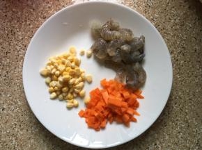 玉米粒洗净，虾仁去虾线，胡萝卜切粒