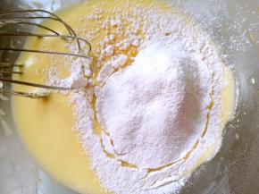 过筛低筋面粉，搅拌均匀无颗粒