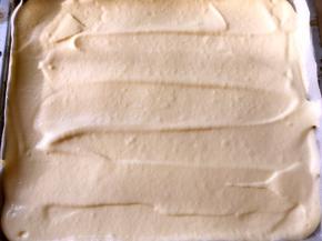 烤盘铺油纸，将翻拌好的面糊倒入模具内