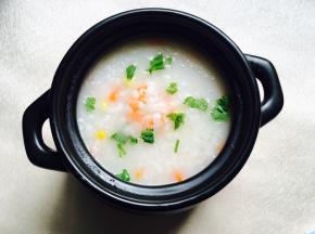 用少许的香菜装饰（香菜可有可无，随自己喜好添加)