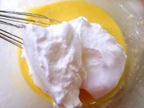 烤箱预热180度，将打发好的蛋白分次加入蛋黄糊中翻拌均匀