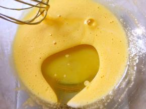 加入玉米油跟牛奶搅拌均匀